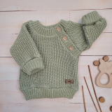detský pletený sveter s gombíkmi zelená tráva