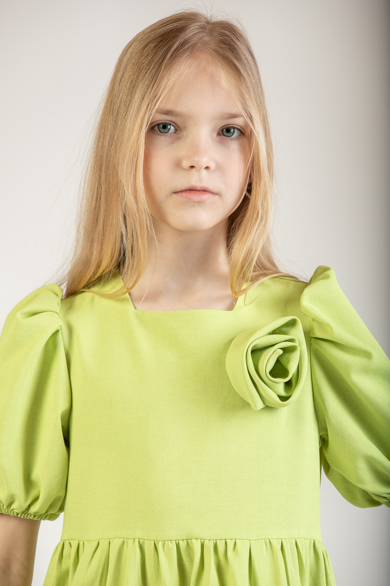dievčenské šaty s ozdobným kvetom limetkové