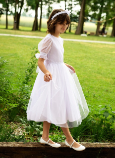 dievčenské šaty s ozdobou v páse a na rukáve na 1. sv. prijímanie biele