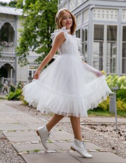 dievčenské šaty s ozdobným kvetom na 1. sv. prijímanie biele
